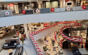 Innendeko, Shoppingcenter, Blumen und Girlanden
